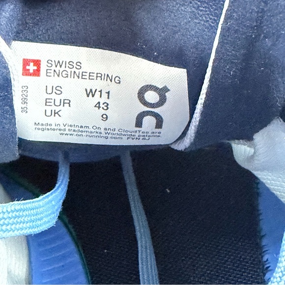 ON Running CloudFlow 3 Blue and White Sneakers W11 or M9.5